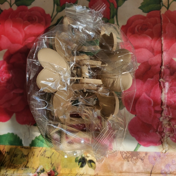 🛍️BUNDLE ONLY ITEM🛍️ Floral Claw Clip - Picture 3 of 3